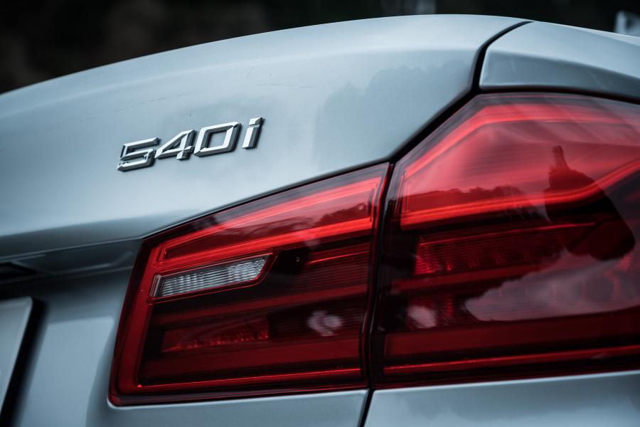 Логотип BMW 540i Sedan M Sport (G30) 2017 года  (JP) (фото 20 из 21)